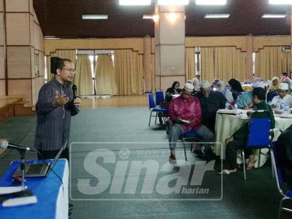 Fazrul memberikan penerangan kepada peserta.