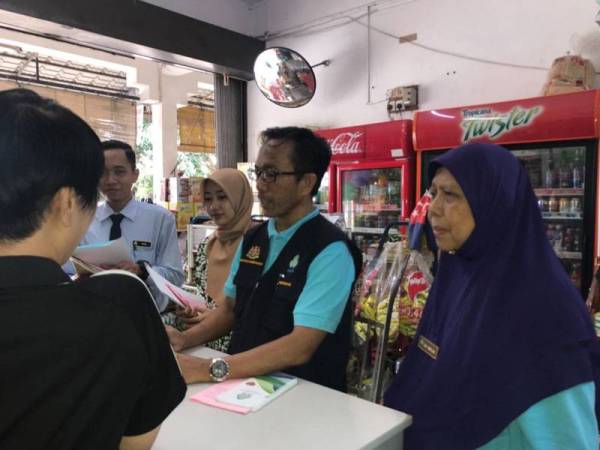 Redhuan memberikan penerangan kepada salah seorang majikan berhubung Ops Pemutihan yang kini giat dilaksanakan.