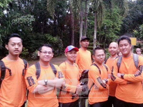 Kenangan Khairul Akmal (dua, kiri) mendaki bersama Acap (kiri). 