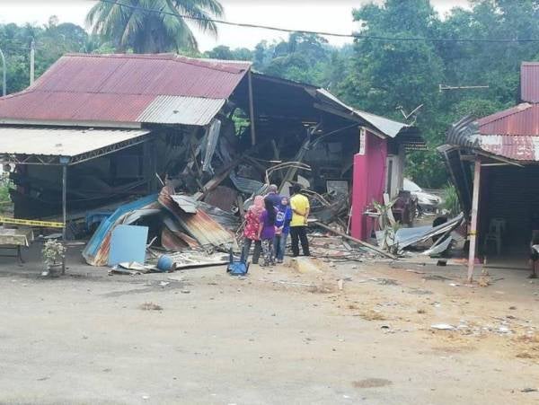 Sebuah kedai rosak teruk akibat dari kemalangan terbabit. Foto: Ihsan bomba