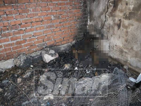 Lelaki tanpa identiti ditemui rentung dalam kebakaran di sebuah rumah kedai barangan lusuh di kawasan industri kecil dan sederhana (IKS) Padang Temu, di sini, awal pagi tadi.