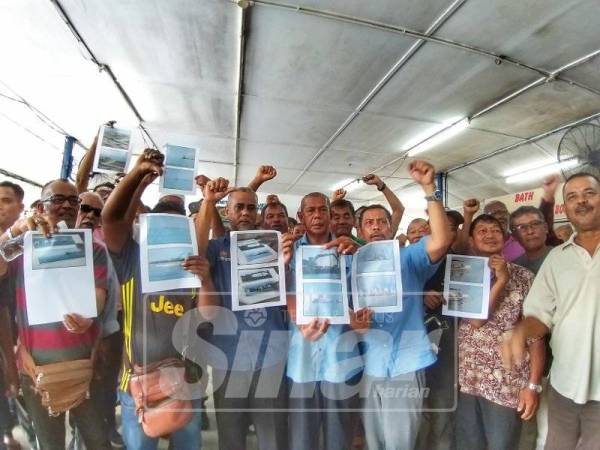 Nelayan Pulau Pinang menggesa agar kerajaan negeri menyiasat kegiatan pengorekan pasir sama ada mempunyai kelulusan atau sebaliknya.