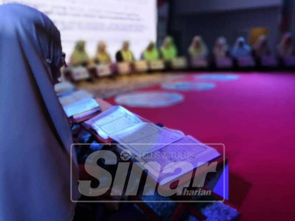 Peserta membaca surah al-Kahfi di atas pentas.