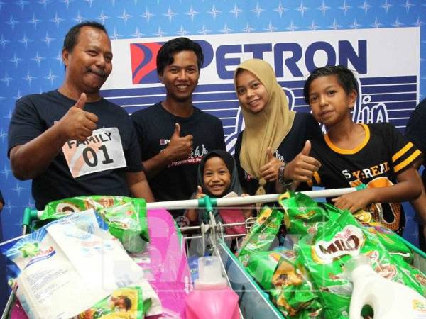 Abdul Manap bersama barangan keperluan harian yang berjaya dimenanginya dalam cabaran itu.