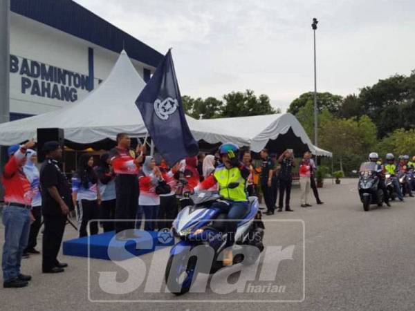 Mohd Zakaria ketika pelepasan Program Kembara Komuniti Ketua Polis Pahang ke Port Dickson 2019 di Alor Akar, hari ini.

