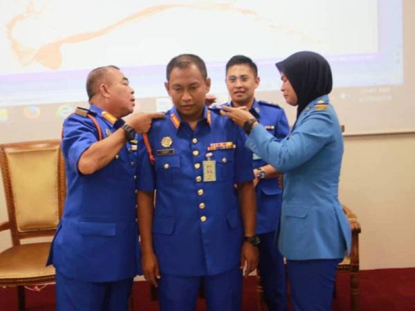 Pemakaian pangkat bagi Pengarah APM Negeri Selangor, Penolong Pesuruhjaya Pertahanan Awam, PPj. (PA) Mohd Yusoff Samad(tengah) serta penyerahan watikah kenaikan pangkat beliau yang disampaikan oleh Pengarah Bahagian Pengurusan Angkatan PPj. (PA) Ahmad Afandi Mohamad.