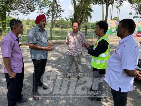 Wakil JKR Petaling turut turun padang melihat permasalahan yang berlaku.