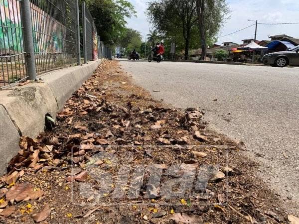 Keadaan jalan raya yang tidak dibersihkan.