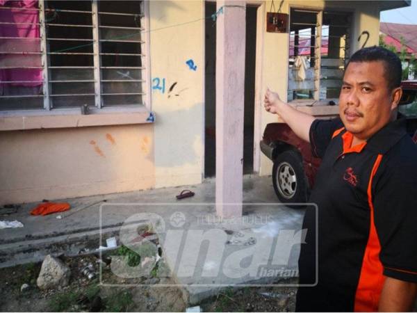 Zulkifli menunjukkan keadaan sebuah rumah yang rosak.
