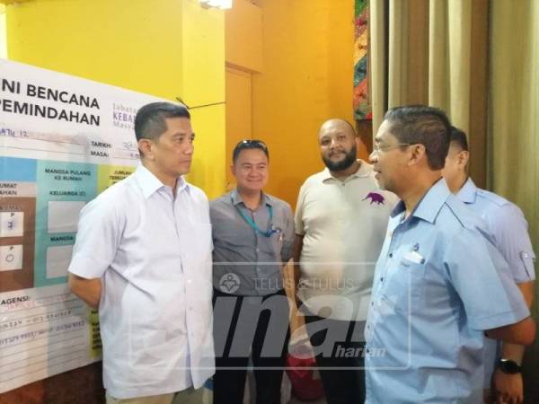 Azmin mendapatkan maklumat semasa berhubung kejadian daripada Timbalan Yang Dipertua Majlis Perbandaran Selayang, Datuk Juhari Ahmad.