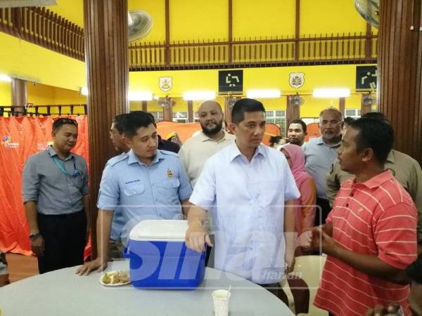 Azmin bertemu salah salah seorang mangsa