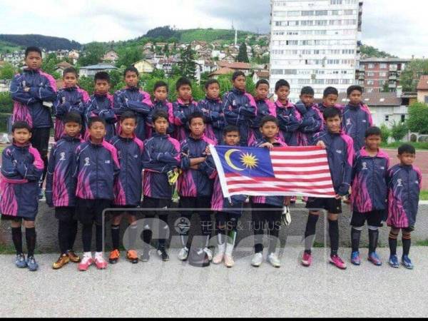 Muhammad Adam Nadzmi (dua kiri, depan) bersama pasukan NFDP yang muncul juara di Croatia pada 2010.