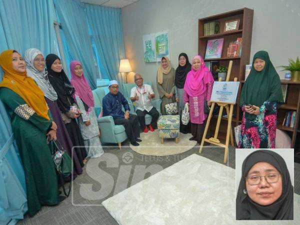 Hussamuddin (duduk, kanan) dan Marhaini (tiga, kanan) bersama tetamu yang hadir pada majlis perasmian Soul Fitness Centre (SFC), semalam. (Gambar kecil: Marhaini) - FOTO SHARIFUDIN ABDUL RAHIM