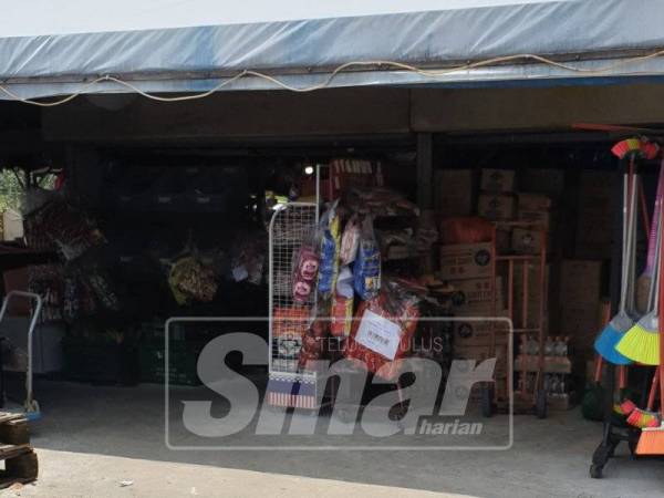 Selain unit PPR, terdapat lot kedai yang turut disewakan kepada warga asing.