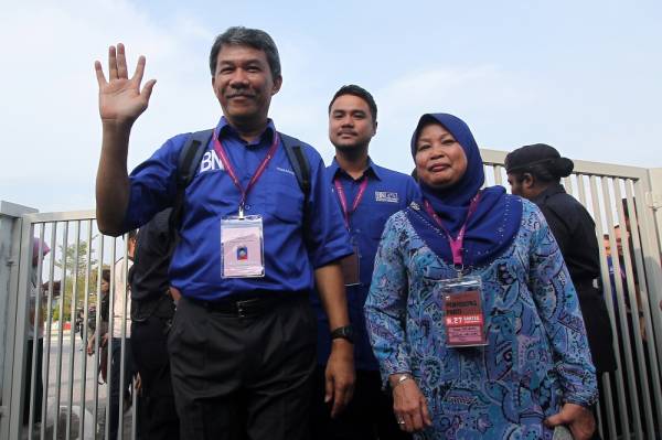 Calon BN Datuk Seri Mohamad Hasan (kiri) ditemani isterinya Raja Datin Seri Salbiah Tengku Nujumuddin pada hari penamaan calon bagi PRK DUN N27 Rantau di Pusat Penamaan di Sekolah Rendah Jenis Kebangsaan (Cina) Bandar Seri Sendayan, hari ini. -Foto Bernama
