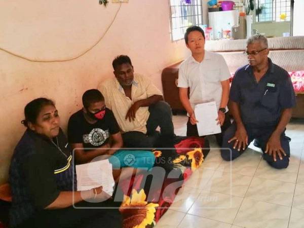 Thirosini bersama keluarganya menerima kunjungan wakil pejabat ADUN Semambu.