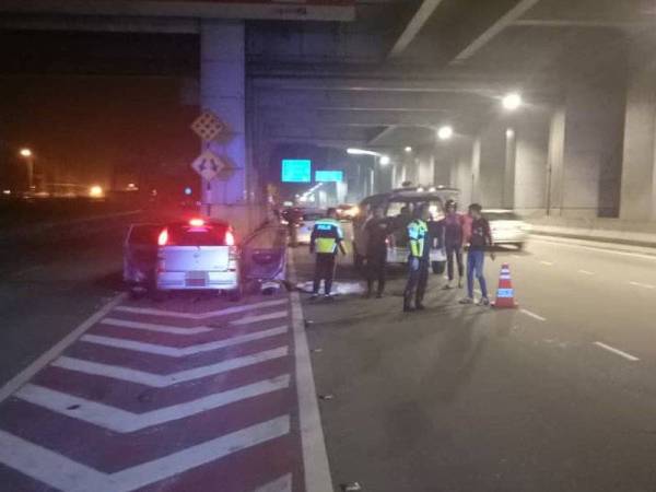Kereta mangsa dipercayai terbabas sehingga melanggar tembok berhampiran stesen LRT terbabit. Foto: IPD Petaling Jaya