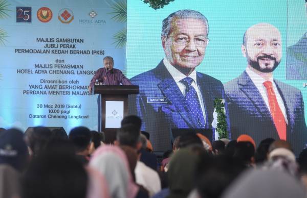 Dr Mahathir berucap pada majlis Sambutan Jubli Perak Permodalan Kedah Berhad (PKB) dan perasmian Hotel Adya Chenang di Dataran Chenang hari ini. -Foto Bernama