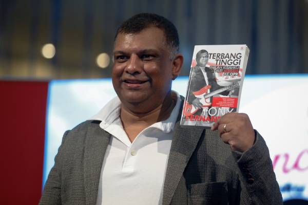 Ketua Pegawai Eksekutif Kumpulan AirAsia Tan Sri Tony Fernandes bergambar bersama buku autobiografi beliau bertajuk 'Terbang Tinggi' pada Pameran Buku Antrabangsa Kuala Lumpur (KLIBF) 2019 di Pusat Dagangan Dunia Putra (PWTC) hari ini. Buku yang diterbitkan oleh Kumpulan Buku Karangkraf itu boleh didapati pada harga RM35 di KLIBF 2019 dan akan mula dijual di semua kedai buku utama bulan hadapan. -Foto Bernama