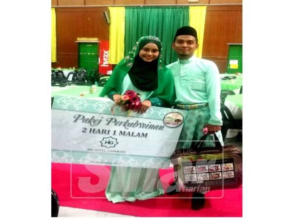Nurul Najihah bersama suaminya, Syahmi menunjukkan pakej perkahwinan diterima mereka.

