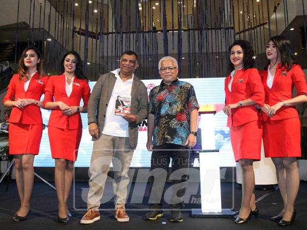 Ketua Pegawai Eksekutif Kumpulan Air Asia, Tan Sri Tony Fernandes bersama Ketua Pegawai Eksekutif Karangkraf, Datuk Dr Husammuddin Yaacub merakamkan gambar bersama sewaktu pelancaran buku berkenaan. - Foto SINAR HARIAN /ASRIL ASWANDI SHUKOR.