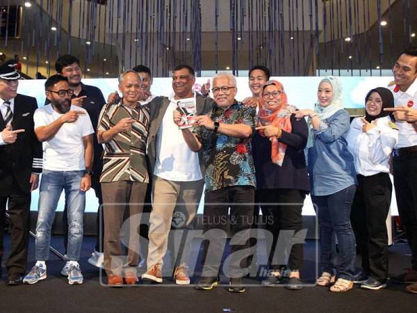Ketua Pegawai Eksekutif Kumpulan Air Asia, Tan Sri Tony Fernandes bersama Ketua Pegawai Eksekutif Karangkraf, Datuk Dr Husammuddin Yaacub bergambar bersama sewaktu pelancaran buku berkenaan.- Foto SINAR HARIAN /ASRIL ASWANDI SHUKOR.
