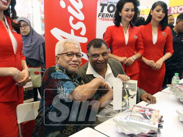 Ketua Pegawai Eksekutif Kumpulan Air Asia, Tan Sri Tony Fernandes bersama Ketua Pegawai Eksekutif Karangkraf, Datuk Dr Husammuddin Yaacub bersalaman selepas pelancaran buku berkenaan. - Foto SINAR HARIAN /ASRIL ASWANDI SHUKOR.