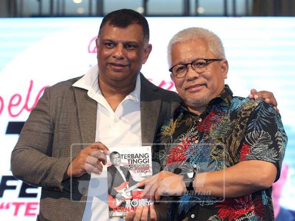 Ketua Pegawai Eksekutif Kumpulan Air Asia, Tan Sri Tony Fernandes bersama Ketua Pegawai Eksekutif Karangkraf, Datuk Dr Husammuddin Yaacub merakamkan gambar bersama sewaktu pelancaran buku berkenaan. - Foto SINAR HARIAN /ASRIL ASWANDI SHUKOR.