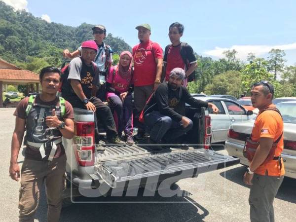 Sekumpulan pendaki menaiki pacuan empat roda untuk ke lokasi tertentu bagi meneruskan pencarian Acap, semalam.