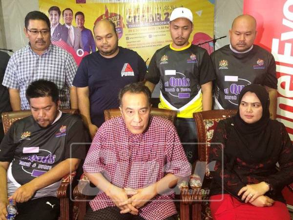 Husam (duduk, tengah)mengadakan sidang media selepas merasmikan Majlis Penutup Festival Gegar di RTC Tunjong, petang tadi.