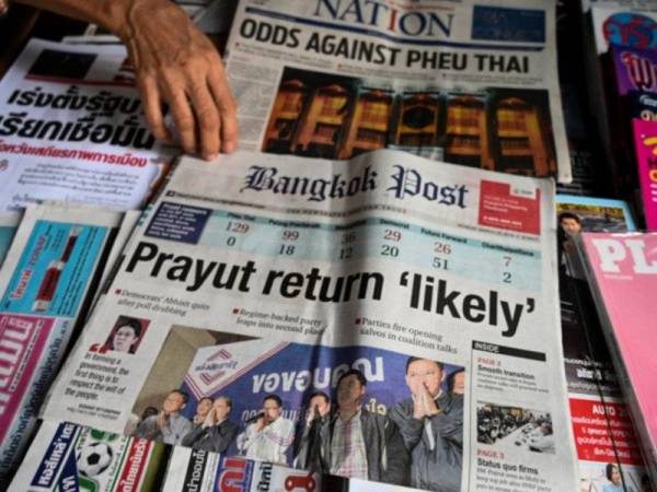 Muka depan beberapa akhbar tempatan memaparkan tajuk tentera mungkin kekal memegang kuasa di negara itu.