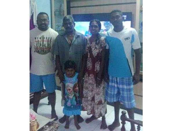 Sathis Kumar (kiri) bersama keluarganya.