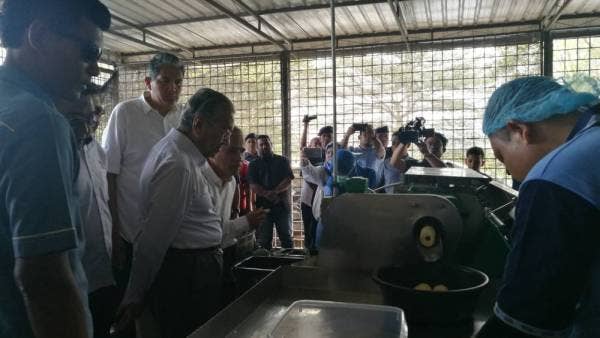 Dr Mahathir melawat kilang.