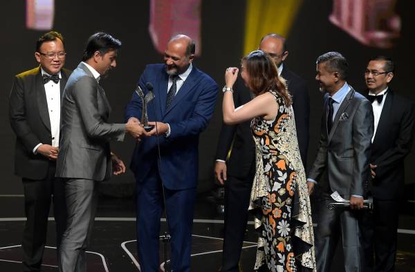 Menteri KomunIkasi dan Multimedia Gobind Singh Deo (tiga, kiri) menyampaikan anugerah kepada Penerbit Filem One Two Jaga Bront Palarae (dua, kiri) yang memenangi kategori Filem Terbaik pada Majlis Malam Anugerah Festival Filem Malaysia Ke-30 (FFM30) di Pusat Konvensyen Antarabangsa Putrajaya (PICC) malam ini Turut kelihatan Timbalan Menteri Komunikasi dan Multimedia Eddin Syazlee Shith (kiri). -Foto Bernamaal Caption ***
