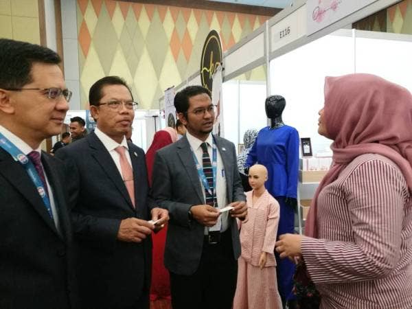 Sheikh 'Umar sempat meluangkan masa melawat reruai usahawan dan bertanya tentang sambutan selama empat hari festival tersebut berlangsung.
