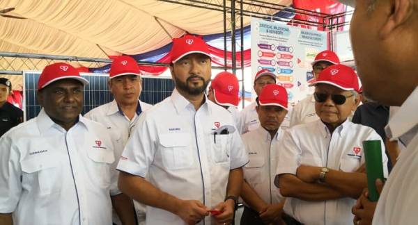 Mukhriz diberi penerangan semasa melakukan lawatan ke ruang pameran sempena Majlis Pecah Tanah LSS di Pekan Bukit Selambau.
