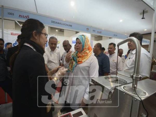 Rina melawat reruai yang menyertai KUD Zon Utara 1 tadi.