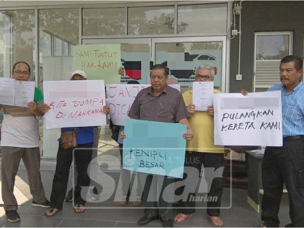 Rashidi (tengah) bersama mangsa lain dari sekitar Lembah Klang berkumpul di premis syarikat hartanah terbabit bagi menuntut hak mereka.