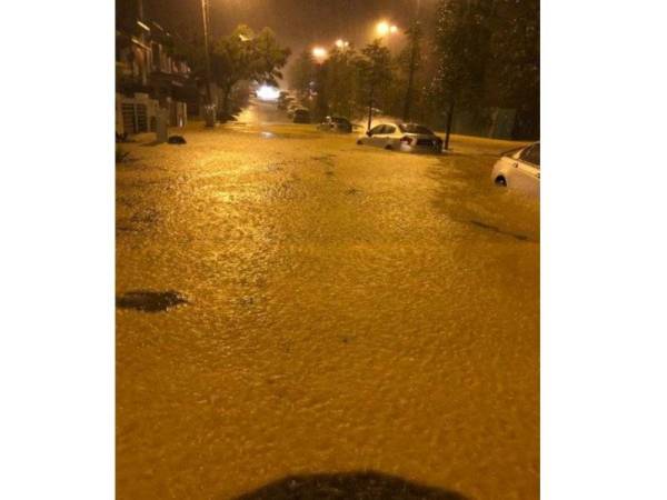 Gambar keadaan banjir tular di laman sosial.