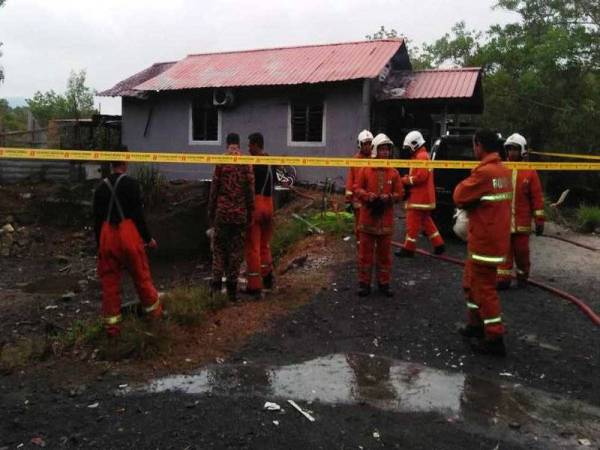 Anggota bomba sedang menjalankan siasatan kebakaran yang meragut tiga nyawa.