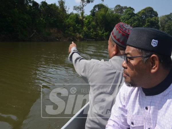Mohd Khairuddin meninjau kawasan dilanda hakisan dengan bot bersama Md Fauzi.
