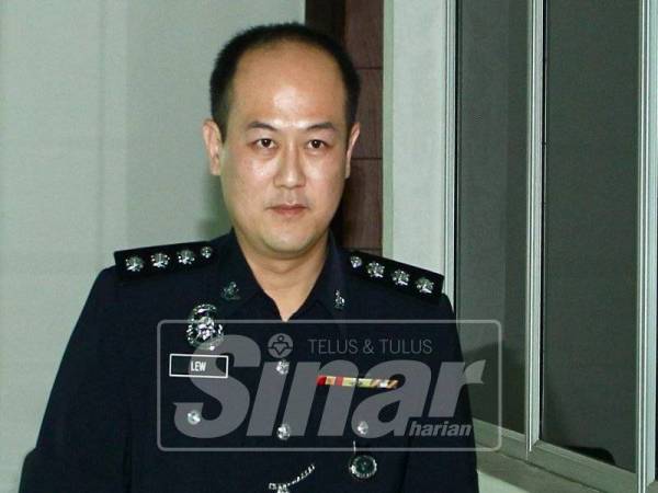 Pegawai Penyiasat Kanan IPD Subang Jaya, Asisten Superintendan Lew Keng Joe,keluar dari bilik saksi selepas memberi keterangan bagi Kes Inquest BA-65A-2-12/2018 Kematian anggota bomba Muhammad Adib Mohd Kassim di Makamah Sesyen 8, Kompleks Makamah Shah Alam. FOTO: ZAHID IZZANI