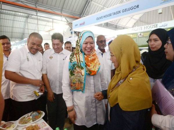Rina meluangkan masa berbual dengan usahawan yang terlibat dalam KUD 2019 Zon Utara 1