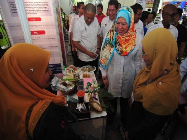 Peniaga teruja apabila gerai mereka dilawati Rina selepas perasmian KUD 2019 Zon Utara 1
