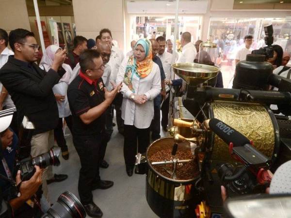 Rina diberi penerangan tentang produk yang dijual di KUD 2019 Zon Utara 1