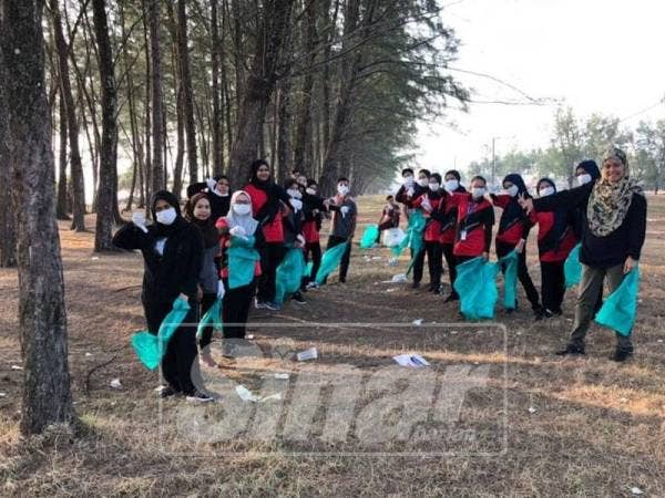 Penuntut yang terlibat dalam pembersihan pantai.