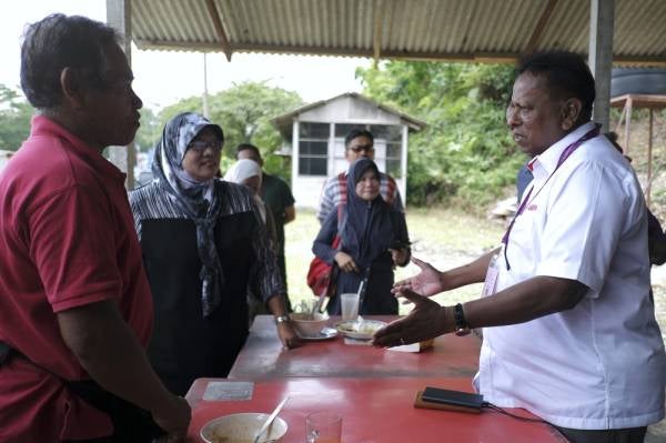 Dr S Streram mendengar aduan dari sebahagian penduduk ketika turun berkempen di sekitar Kampung Limsum hari ini. -Foto Bernama