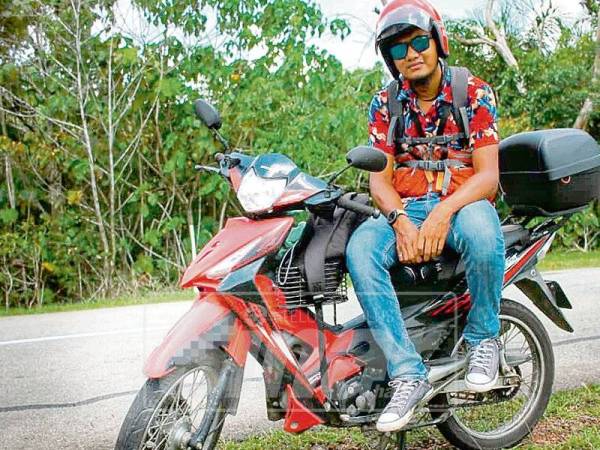 Muhammad Khairi mengembara ke 12 negeri menaiki motosikal Honda Wave.
