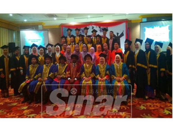 Sebahagian graduan sijil kemahiran Malaysia yang berjaya menamatkan penganjian mereka di kolej tersebut.