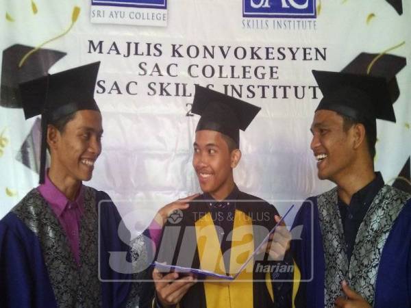 Mohamad Faiz (tengah) gembira selepas Anugerah Ketua Eksekutif.